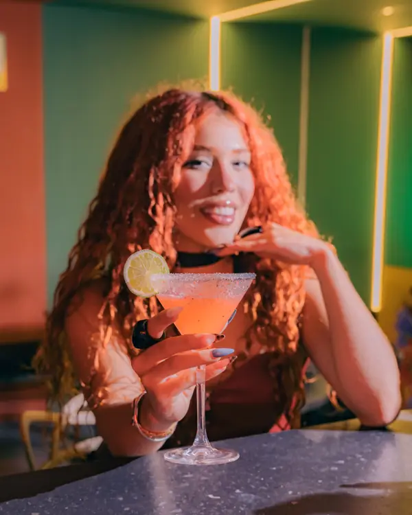 Invitada brinda con una margarita en la barra de BKR48