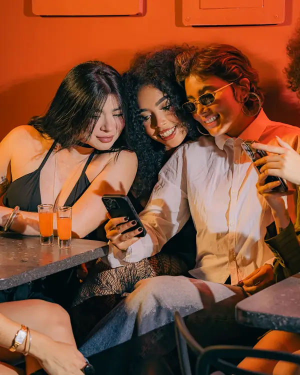Amigas se toman una foto en una mesa de BKR48