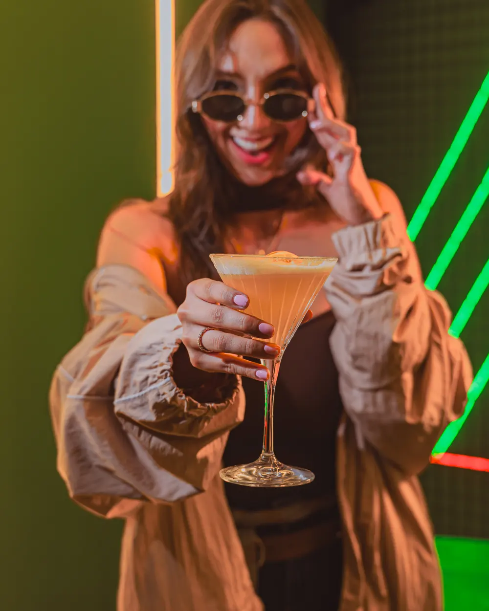 Invitada brinda con un cóctel de autor en BKR48